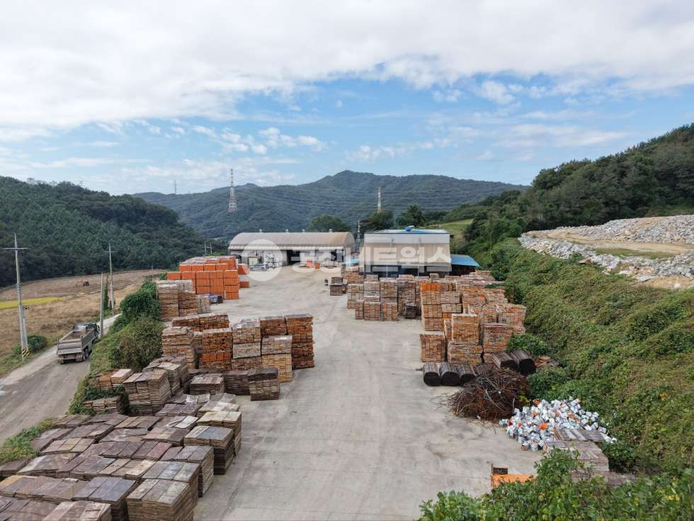 충남 아산시 염치읍 서원리 충남 충북 야드 넓은 공장 매매 넓은 마당. 유로폼 합판 목재 공장 2365P 전력 200kw 매매 매물번호 11347 사진 3